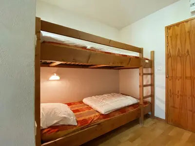 a bedroom with two bunk beds in a room at Studio avec vue montagnes et piscines, animaux acceptés - FR-1-624-108 in Samoëns