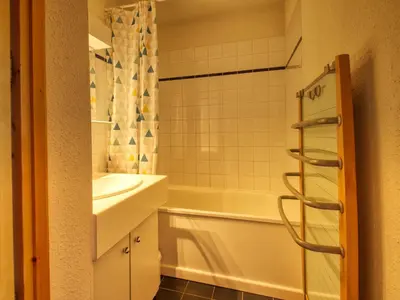 a bathroom with a tub and a sink at Appartement 1 Chambre, Coin Montagne, Vue Pistes, 4 Pers - FR-1-642-64 in Morillon