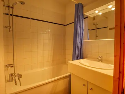 a bathroom with a tub and a sink and a shower at Bel appartement 36m² rénové, sans internet, 2 ch, 6 couchages à Morillon - FR-1-642-67 in Morillon