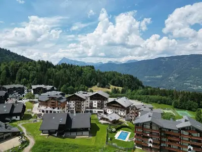 a balcony with a view of a train track at Bel appartement 36m² rénové, sans internet, 2 ch, 6 couchages à Morillon - FR-1-642-67 in Morillon