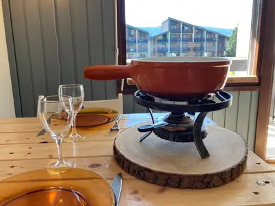 a bowl on a stand on a table with wine glasses at Studio cosy au centre de Samoëns, animaux acceptés - FR-1-624-110 in Samoëns