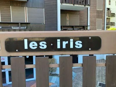 a sign on a fence that reads les hits at Studio cosy au centre de Samoëns, animaux acceptés - FR-1-624-110 in Samoëns
