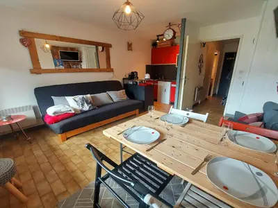a living room with a table and a couch at Studio cosy au centre de Samoëns, animaux acceptés - FR-1-624-110 in Samoëns