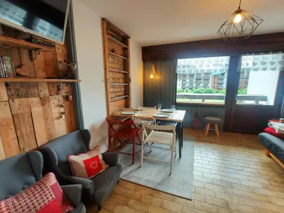 a living room with a table and a couch at Studio cosy au centre de Samoëns, animaux acceptés - FR-1-624-110 in Samoëns