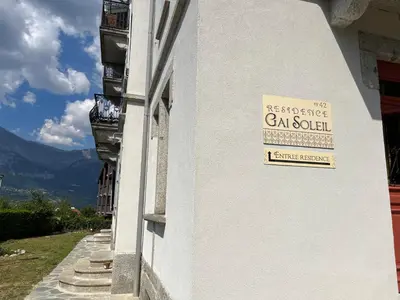 a sign on a building that says no maintenance caroul at un nid sous les toits in Saint-Gervais-les-Bains