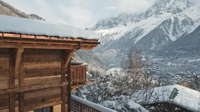 a cabin with a view of a snowy mountain at Chalet 3 étoiles pour 4 pers avec vue imprenable sur la vallée de Chamonix in Les Houches