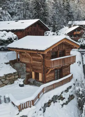 a log cabin with snow on the roof at Chalet 3 étoiles pour 4 pers avec vue imprenable sur la vallée de Chamonix in Les Houches