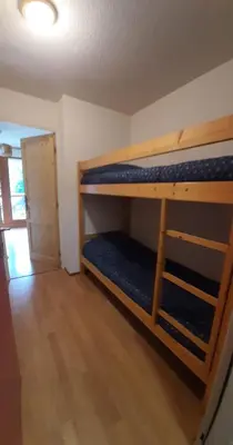 a bedroom with two bunk beds in a room at Un havre de paix aux pieds des chemins de montagne in Les Contamines-Montjoie