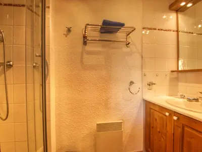 a bathroom with a shower and a sink at Appartement de 60 m² pour 6 personnes, pied des pistes - FR-1-642-71 in Morillon