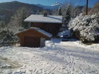 a snow covered cabin with a snow covered driveway at Chalet spacieux à Saint-Gervais-les-Bains avec vue montagne in Saint-Gervais-les-Bains