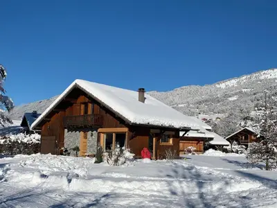 a log cabin with snow on the roof at Chalet spacieux, proche des commerces, animaux admis ! - FR-1-624-118 in Samoëns