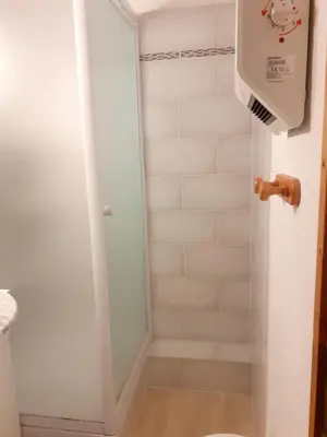 a small bathroom with a shower with a toilet at Les Pierres Blanches 2 pieces cosy et fonctionnel in Les Contamines-Montjoie