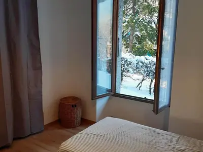 a bedroom with a bed and a window at Appartement rénové avec jardin, proche activités et centre, piscine et randonnées à 5mn - FR-1-517-60 in Chamonix-Mont-Blanc