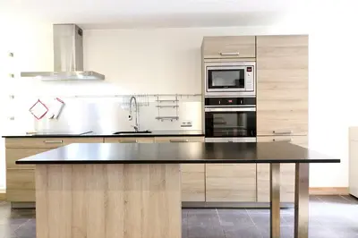 a kitchen with a counter top and a microwave at Cozy Alpine Stay Séjour cosy au centre in Chamonix-Mont-Blanc