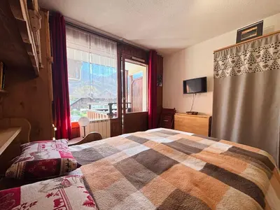 a bedroom with a bed and a large window at Studio cosy centre village, animaux acceptés, parking privé - FR-1-624-121 in Samoëns