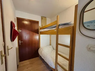 a small room with bunk beds and a mirror at Studio cosy centre village, animaux acceptés, parking privé - FR-1-624-121 in Samoëns