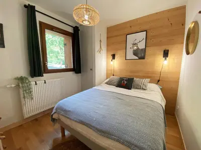 a bedroom with a bed and a window at Charmant T3 Neuf, Skibus Gratuit, Terrasse, 2 Places Privées, WIFI - Samoëns - FR-1-624-122 in Samoëns
