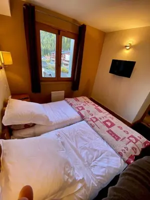 two beds in a small room with a window at Exceptionnel duplex en Residence & Spa Vallorcine Mont-Blanc 5 étoiles in Vallorcine