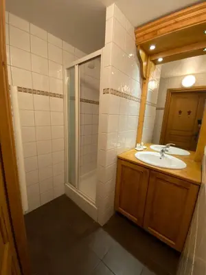 a bathroom with a sink and a shower at Exceptionnel duplex en Residence & Spa Vallorcine Mont-Blanc 5 étoiles in Vallorcine