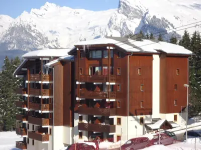 a building in the snow with a pile of snow at 3 Pièces au pied des pistes pour 4 personnes à Morillon - FR-1-815-84 in Morillon