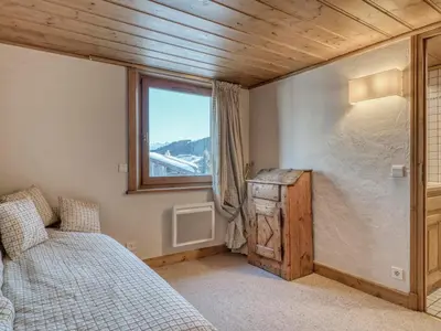 a bedroom with a bed and a window at Charmant appartement 2 chambres à Megève avec Wifi et parking - FR-1-453-292 in Megève