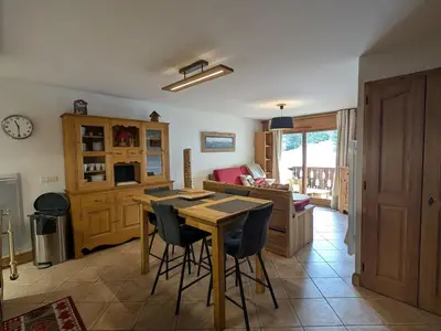 a kitchen with a table and chairs in a room at Charmant appartement 4 pièces 8 pers., ski au pied, animaux acceptés, wifi à Morillon - FR-1-815-86 in Morillon