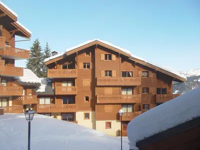 an aerial view of a village with buildings and trees at Charmant appartement 4 pièces 8 pers., ski au pied, animaux acceptés, wifi à Morillon - FR-1-815-86 in Morillon