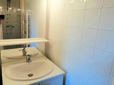 a bathroom with a sink and a tub and a toilet at Appartement 3 pièces, 6 personnes, proche pistes de ski, Wi-Fi - FR-1-815-87 in Morillon
