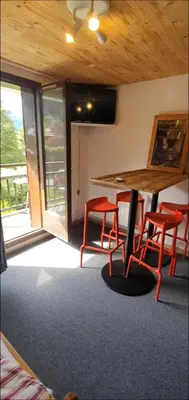 a room with a table and four chairs and a table at Mountain RoomChaleureux - Accueillant & Convivial in Demi-Quartier