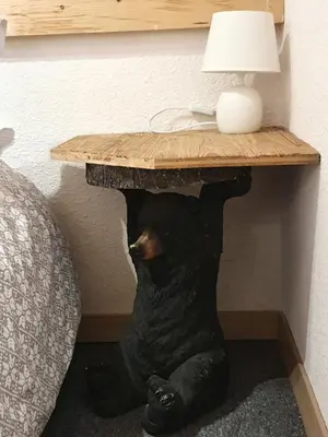 a bear sitting under a table with a lamp on it at Mountain RoomChaleureux - Accueillant & Convivial in Demi-Quartier