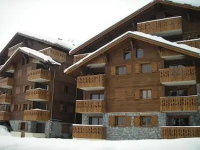 an apartment building with snow on the floors and balconies at 3 pièces, 6 pers, animaux admis, parking, vue sur piscine - FR-1-572-5 in Arâches-la-Frasse