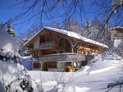 a log cabin in the snow with snow covered trees at Chalet cosy 12 pers. à 1km des pistes, 5 ch., WiFi, cheminée, abri voiture - FR-1-572-30 in Arâches-la-Frasse