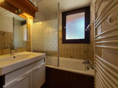 a bathroom with a sink and a tub and a window at Charmant studio duplex rénové, 4/5 pers, garage, proche centre, pistes et commerces. - FR-1-572-60 in Arâches-la-Frasse