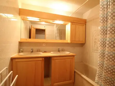 a bathroom with two sinks and a mirror at Duplex lumineux 3 pièces, 7 pers, 3 balcons, proche pistes et commerces, parking, ski bus - FR-1-572-72 in Arâches-la-Frasse
