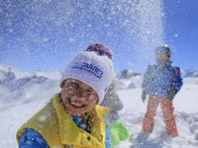 two children are playing in the snow at Duplex 6 pers sur pistes débutants avec parking - Les Carroz d'Arâches - FR-1-572-74 in Arâches-la-Frasse