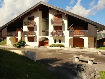 a building with balconies and a bench in front of it at Appartement 2 pièces 5 pers, pied des pistes, garage privé, proche village et commerces - FR-1-572-57 in Arâches-la-Frasse