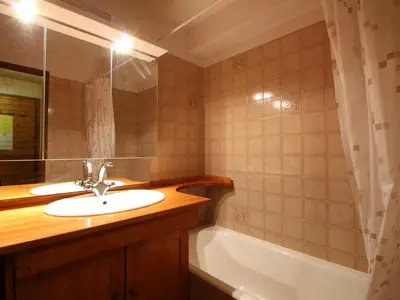 a bathroom with a sink and a bath tub at Appartement cosy 5 pers., pied des pistes, balcon est, proche commerces, parking & services - FR-1-572-94 in Arâches-la-Frasse