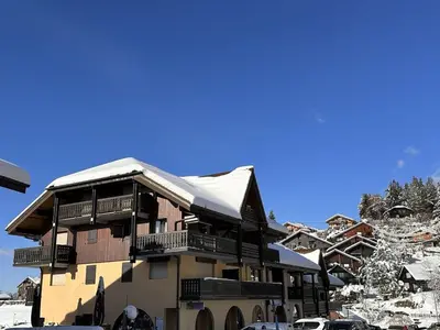 a building with snow on top of it at Studio pour 4 personnes avec balcon et équipements, au pied des pistes et à 550m du village - FR-1-572-157 in Arâches-la-Frasse