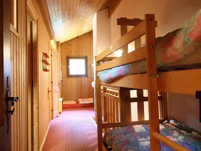 a bedroom with two bunk beds in a cabin at Duplex 8 pers avec parking, pied des pistes, proche commodités - FR-1-572-127 in Arâches-la-Frasse