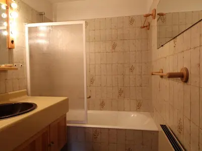 a bathroom with a sink and a bath tub at Duplex 8 pers avec parking, pied des pistes, proche commodités - FR-1-572-127 in Arâches-la-Frasse