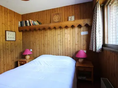 a bedroom with a bed and two tables with lamps at Duplex 8 pers avec parking, pied des pistes, proche commodités - FR-1-572-127 in Arâches-la-Frasse