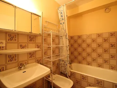 a bathroom with a sink and a toilet and a tub at Studio spacieux 4 pers, lit double, pistes, parking - FR-1-572-146 in Arâches-la-Frasse