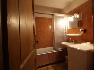 a bathroom with a toilet and a sink and a shower at Appartement cosy 2 pièces, terrasse, pour 6 personnes au pied des pistes et proche du centre - FR-1-572-125 in Arâches-la-Frasse