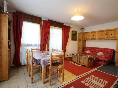 a living room with a table and a couch at Charmant 2P avec balcon, 5 couchages, pieds des pistes, proche télécabine et centre village - FR-1-572-171 in Arâches-la-Frasse