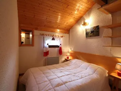 a bedroom with a large white bed in a room at Charmant appartement 4-6 pers, balcon, proche pistes et commodités - FR-1-572-142 in Arâches-la-Frasse
