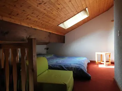 a bedroom with a bunk bed and a window at Charmant appartement 4-6 pers, balcon, proche pistes et commodités - FR-1-572-142 in Arâches-la-Frasse