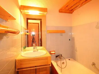 a bathroom with a sink and a bath tub at Studio 4 pers au pied des pistes, balcon, casier à skis, TV - FR-1-572-178 in Arâches-la-Frasse