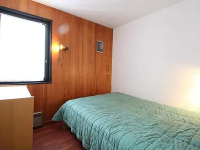 a bedroom with a bed and a window at Appartement cosy 6 pers, balcon plein sud - à 550m du centre et à 1000m des pistes - FR-1-572-198 in Arâches-la-Frasse