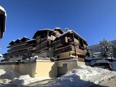 a building with snow in front of it at Studio rénové pour 4 personnes, centre station, proche pistes et commodités - FR-1-572-24 in Arâches-la-Frasse