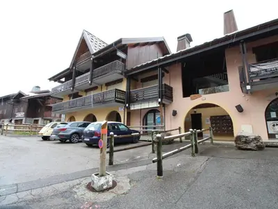 a building with cars parked in a parking lot at Studio cosy 4 pers. au pied des pistes avec balcon - Proche centre et commodités - FR-1-572-151 in Arâches-la-Frasse